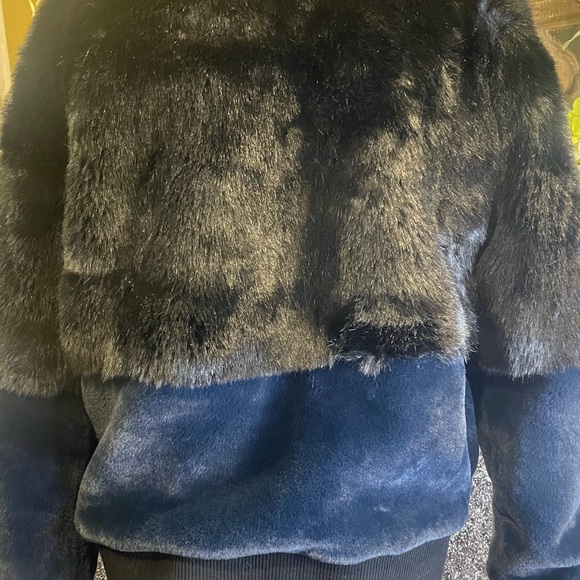 New John & Jenn Medium M Black Blue Faux Fur Bomber Jacket Womens Trendy Boxy - Picture 9 of 10